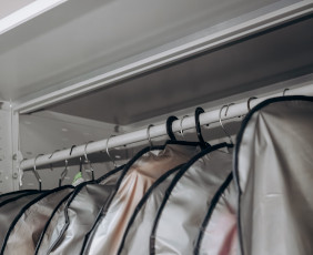 Стеллажи со штангами для размещения одежды