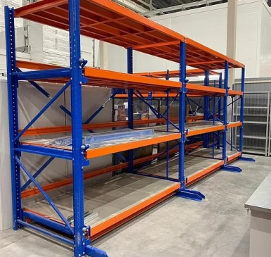 Промышленный стеллаж с выкатными полками в производственном цехе