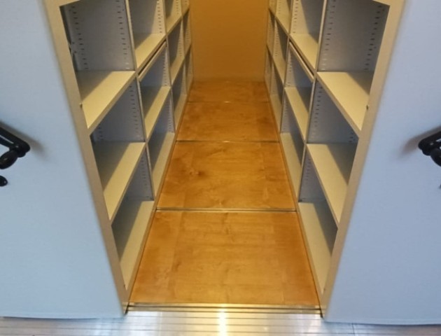 Разноуровневые мобильные стеллажи для музея