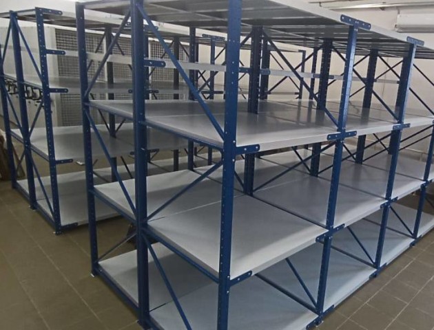 Среднегрузовые стеллажи для хранилища музея