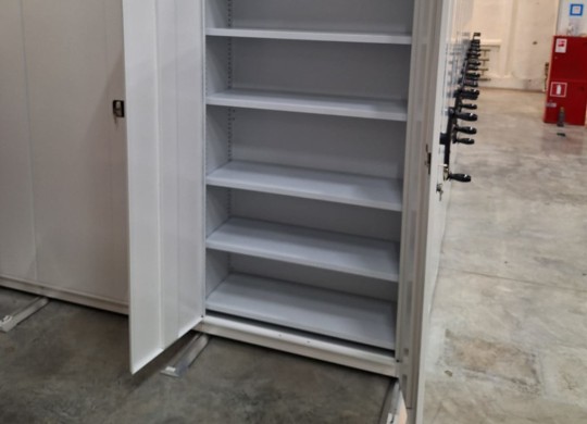 Распашные двери на крайнем стеллаже