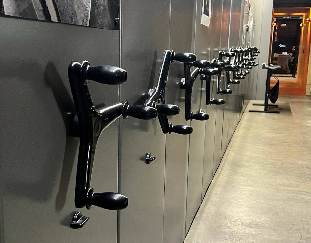 мобильные окрашенные стеллажи