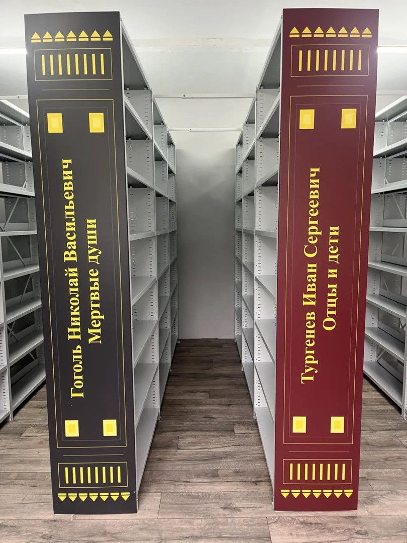 нанесение дизайна на панели стеллажей в библиотеке